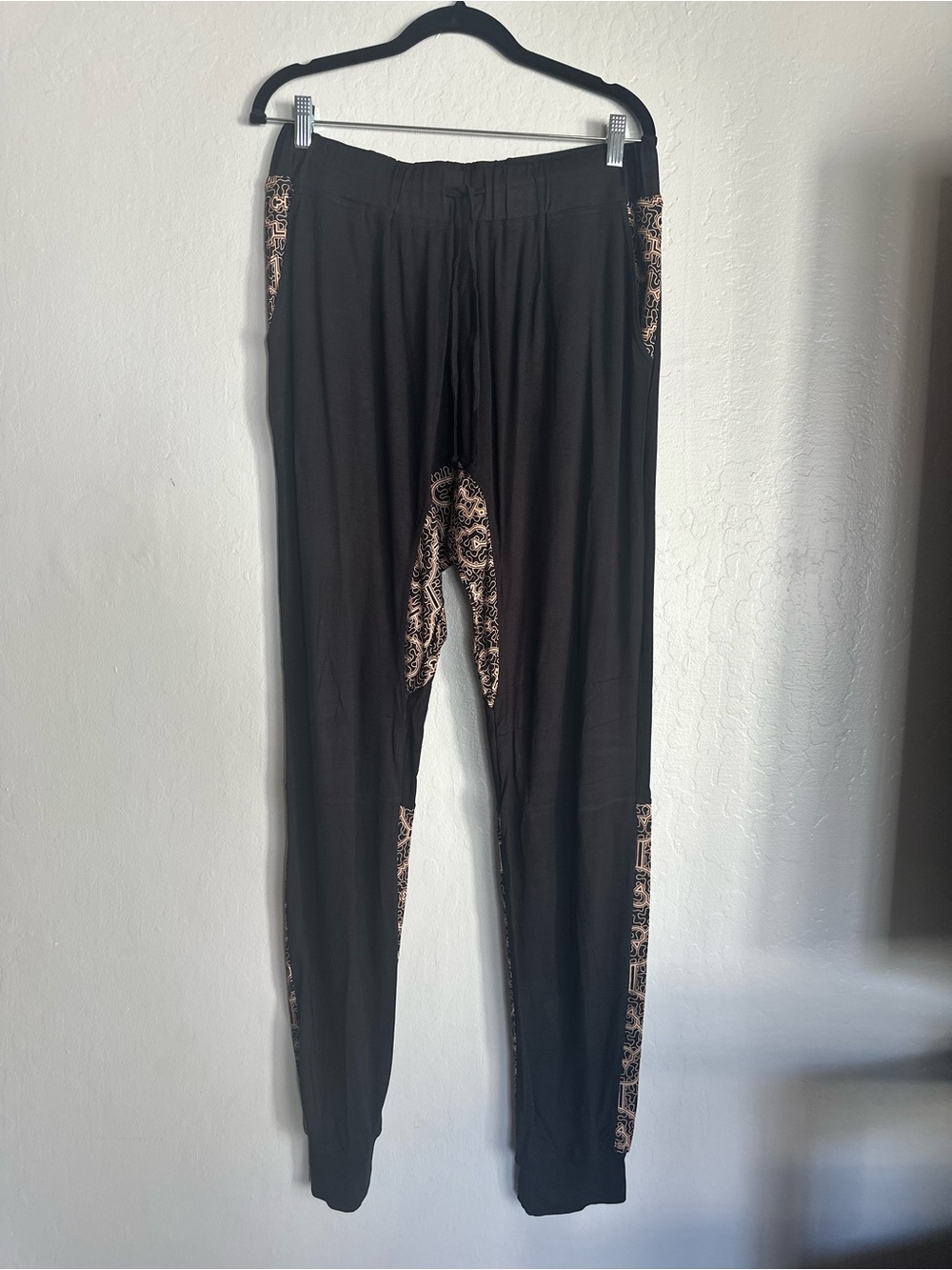 Onanya Black Pattern-Trim Jogger Pants